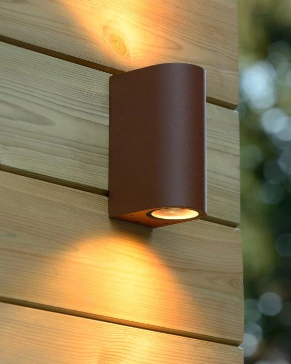 Lucide BOOGY - Wall spotlight Outdoor - 2xGU10 - IP44 - Rust Brown - ambiance 1